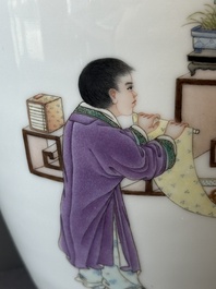 Een Chinese famille rose vaas met figuratief decor, Qianlong merk, 20e eeuw