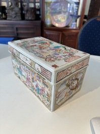 Tr&egrave;s rare coffret d'ensemble &agrave; th&eacute; en porcelaine de Chine famille rose de Canton &agrave; d&eacute;cor mandarin, Qianlong