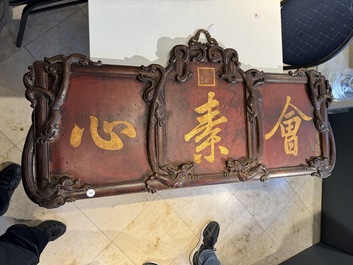 Plaque en bois huali en laque noire et rouge &agrave; inscription 'Hui Su Xin 會素心' et &agrave; d&eacute;cor dor&eacute;, marque et peut-&ecirc;tre &eacute;poque de Kangxi