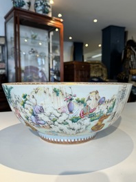 Grand bol en porcelaine de Chine famille rose de Canton &agrave; d&eacute;cor de gar&ccedil;ons et dames dans un jardin &eacute;labor&eacute;e, Qianlong