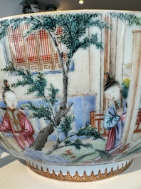 Grand bol en porcelaine de Chine famille rose de Canton &agrave; d&eacute;cor de gar&ccedil;ons et dames dans un jardin &eacute;labor&eacute;e, Qianlong