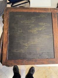 Plaque en bois huali en laque noire et rouge &agrave; inscription 'Hui Su Xin 會素心' et &agrave; d&eacute;cor dor&eacute;, marque et peut-&ecirc;tre &eacute;poque de Kangxi