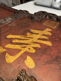 Plaque en bois huali en laque noire et rouge &agrave; inscription 'Hui Su Xin 會素心' et &agrave; d&eacute;cor dor&eacute;, marque et peut-&ecirc;tre &eacute;poque de Kangxi