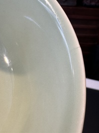Een Chinese monochrome celadon-geglazuurde kom, Daoguang merk en mogelijk uit die periode