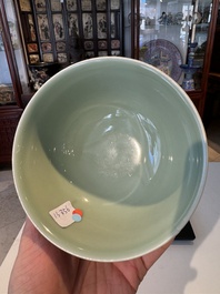 Een Chinese monochrome celadon-geglazuurde kom, Daoguang merk en mogelijk uit die periode