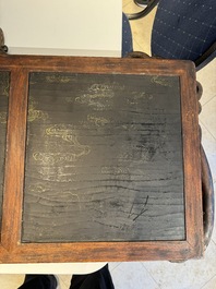 Plaque en bois huali en laque noire et rouge &agrave; inscription 'Hui Su Xin 會素心' et &agrave; d&eacute;cor dor&eacute;, marque et peut-&ecirc;tre &eacute;poque de Kangxi