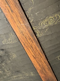 Plaque en bois huali en laque noire et rouge &agrave; inscription 'Hui Su Xin 會素心' et &agrave; d&eacute;cor dor&eacute;, marque et peut-&ecirc;tre &eacute;poque de Kangxi