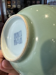 Een Chinese monochrome celadon-geglazuurde kom, Daoguang merk en mogelijk uit die periode