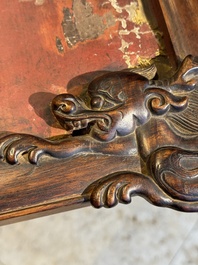Plaque en bois huali en laque noire et rouge &agrave; inscription 'Hui Su Xin 會素心' et &agrave; d&eacute;cor dor&eacute;, marque et peut-&ecirc;tre &eacute;poque de Kangxi