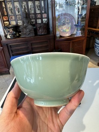 Een Chinese monochrome celadon-geglazuurde kom, Daoguang merk en mogelijk uit die periode