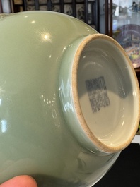 Een Chinese monochrome celadon-geglazuurde kom, Daoguang merk en mogelijk uit die periode