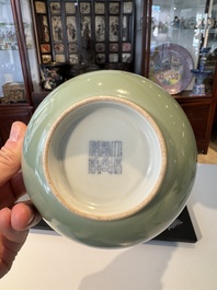 Een Chinese monochrome celadon-geglazuurde kom, Daoguang merk en mogelijk uit die periode