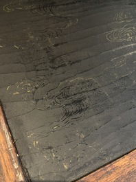 Plaque en bois huali en laque noire et rouge &agrave; inscription 'Hui Su Xin 會素心' et &agrave; d&eacute;cor dor&eacute;, marque et peut-&ecirc;tre &eacute;poque de Kangxi