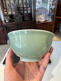 Een Chinese monochrome celadon-geglazuurde kom, Daoguang merk en mogelijk uit die periode