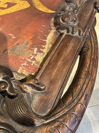 Plaque en bois huali en laque noire et rouge &agrave; inscription 'Hui Su Xin 會素心' et &agrave; d&eacute;cor dor&eacute;, marque et peut-&ecirc;tre &eacute;poque de Kangxi
