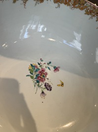 Grand bol en porcelaine de Chine famille rose de Canton &agrave; d&eacute;cor de gar&ccedil;ons et dames dans un jardin &eacute;labor&eacute;e, Qianlong