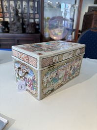 Tr&egrave;s rare coffret d'ensemble &agrave; th&eacute; en porcelaine de Chine famille rose de Canton &agrave; d&eacute;cor mandarin, Qianlong