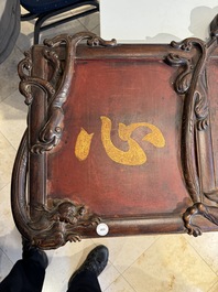 Plaque en bois huali en laque noire et rouge &agrave; inscription 'Hui Su Xin 會素心' et &agrave; d&eacute;cor dor&eacute;, marque et peut-&ecirc;tre &eacute;poque de Kangxi