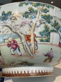 Grand bol en porcelaine de Chine famille rose de Canton &agrave; d&eacute;cor de gar&ccedil;ons et dames dans un jardin &eacute;labor&eacute;e, Qianlong