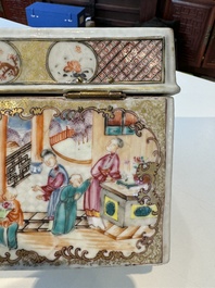 Tr&egrave;s rare coffret d'ensemble &agrave; th&eacute; en porcelaine de Chine famille rose de Canton &agrave; d&eacute;cor mandarin, Qianlong