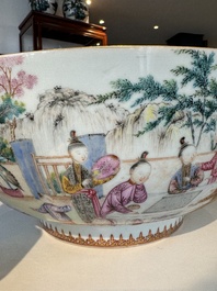 Grand bol en porcelaine de Chine famille rose de Canton &agrave; d&eacute;cor de gar&ccedil;ons et dames dans un jardin &eacute;labor&eacute;e, Qianlong