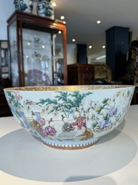 Grand bol en porcelaine de Chine famille rose de Canton &agrave; d&eacute;cor de gar&ccedil;ons et dames dans un jardin &eacute;labor&eacute;e, Qianlong