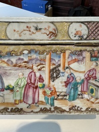 Tr&egrave;s rare coffret d'ensemble &agrave; th&eacute; en porcelaine de Chine famille rose de Canton &agrave; d&eacute;cor mandarin, Qianlong