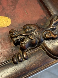 Plaque en bois huali en laque noire et rouge &agrave; inscription 'Hui Su Xin 會素心' et &agrave; d&eacute;cor dor&eacute;, marque et peut-&ecirc;tre &eacute;poque de Kangxi