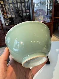 Een Chinese monochrome celadon-geglazuurde kom, Daoguang merk en mogelijk uit die periode