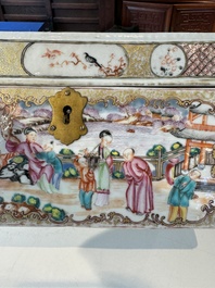 Tr&egrave;s rare coffret d'ensemble &agrave; th&eacute; en porcelaine de Chine famille rose de Canton &agrave; d&eacute;cor mandarin, Qianlong