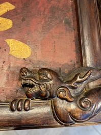Plaque en bois huali en laque noire et rouge &agrave; inscription 'Hui Su Xin 會素心' et &agrave; d&eacute;cor dor&eacute;, marque et peut-&ecirc;tre &eacute;poque de Kangxi