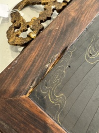 Plaque en bois huali en laque noire et rouge &agrave; inscription 'Hui Su Xin 會素心' et &agrave; d&eacute;cor dor&eacute;, marque et peut-&ecirc;tre &eacute;poque de Kangxi