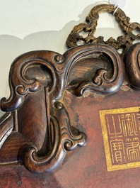 Plaque en bois huali en laque noire et rouge &agrave; inscription 'Hui Su Xin 會素心' et &agrave; d&eacute;cor dor&eacute;, marque et peut-&ecirc;tre &eacute;poque de Kangxi