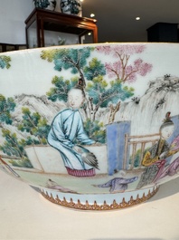 Grand bol en porcelaine de Chine famille rose de Canton &agrave; d&eacute;cor de gar&ccedil;ons et dames dans un jardin &eacute;labor&eacute;e, Qianlong