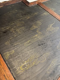 Plaque en bois huali en laque noire et rouge &agrave; inscription 'Hui Su Xin 會素心' et &agrave; d&eacute;cor dor&eacute;, marque et peut-&ecirc;tre &eacute;poque de Kangxi