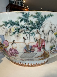 Grand bol en porcelaine de Chine famille rose de Canton &agrave; d&eacute;cor de gar&ccedil;ons et dames dans un jardin &eacute;labor&eacute;e, Qianlong