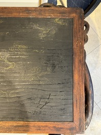 Plaque en bois huali en laque noire et rouge &agrave; inscription 'Hui Su Xin 會素心' et &agrave; d&eacute;cor dor&eacute;, marque et peut-&ecirc;tre &eacute;poque de Kangxi