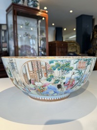 Grand bol en porcelaine de Chine famille rose de Canton &agrave; d&eacute;cor de gar&ccedil;ons et dames dans un jardin &eacute;labor&eacute;e, Qianlong