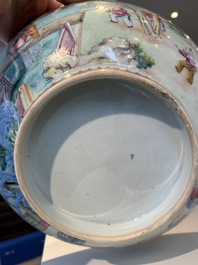 Grand bol en porcelaine de Chine famille rose de Canton &agrave; d&eacute;cor de gar&ccedil;ons et dames dans un jardin &eacute;labor&eacute;e, Qianlong