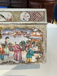 Tr&egrave;s rare coffret d'ensemble &agrave; th&eacute; en porcelaine de Chine famille rose de Canton &agrave; d&eacute;cor mandarin, Qianlong
