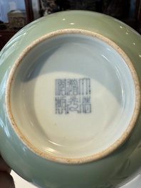 Een Chinese monochrome celadon-geglazuurde kom, Daoguang merk en mogelijk uit die periode