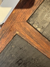 Plaque en bois huali en laque noire et rouge &agrave; inscription 'Hui Su Xin 會素心' et &agrave; d&eacute;cor dor&eacute;, marque et peut-&ecirc;tre &eacute;poque de Kangxi