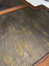 Plaque en bois huali en laque noire et rouge &agrave; inscription 'Hui Su Xin 會素心' et &agrave; d&eacute;cor dor&eacute;, marque et peut-&ecirc;tre &eacute;poque de Kangxi
