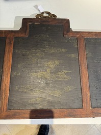 Plaque en bois huali en laque noire et rouge &agrave; inscription 'Hui Su Xin 會素心' et &agrave; d&eacute;cor dor&eacute;, marque et peut-&ecirc;tre &eacute;poque de Kangxi