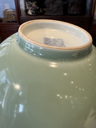 Een Chinese monochrome celadon-geglazuurde kom, Daoguang merk en mogelijk uit die periode