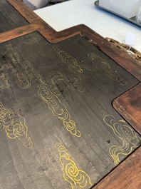 Plaque en bois huali en laque noire et rouge &agrave; inscription 'Hui Su Xin 會素心' et &agrave; d&eacute;cor dor&eacute;, marque et peut-&ecirc;tre &eacute;poque de Kangxi