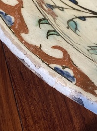 Een uitzonderlijke polychrome Iznik schotel met een pauw, Turkije, laatste kwart 16e eeuw