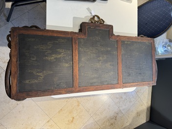 Plaque en bois huali en laque noire et rouge &agrave; inscription 'Hui Su Xin 會素心' et &agrave; d&eacute;cor dor&eacute;, marque et peut-&ecirc;tre &eacute;poque de Kangxi