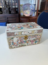 Tr&egrave;s rare coffret d'ensemble &agrave; th&eacute; en porcelaine de Chine famille rose de Canton &agrave; d&eacute;cor mandarin, Qianlong