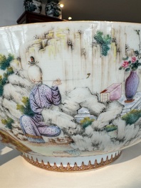 Grand bol en porcelaine de Chine famille rose de Canton &agrave; d&eacute;cor de gar&ccedil;ons et dames dans un jardin &eacute;labor&eacute;e, Qianlong